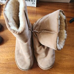 BEACH FEET Australian Boots Women's Tan Suede Sheepskin Lined Winter Boots Sz 9